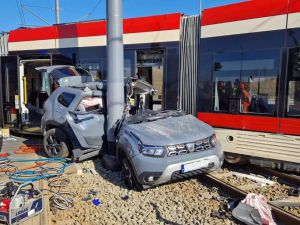 Zderzenie tramwaju z autem w Gdańsku 