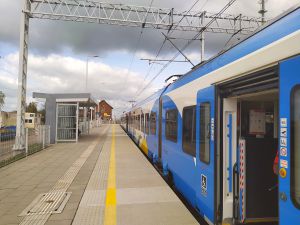 Podróżni wsiadają wygodniej do pociągów z nowych peronów w Kolinie i Morzycy