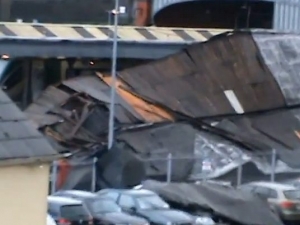 Irlandia: wichura zniszczyła dach na stacji