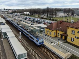 Nowe parkingi przy stacjach i przystankach między Warszawą a Radomiem