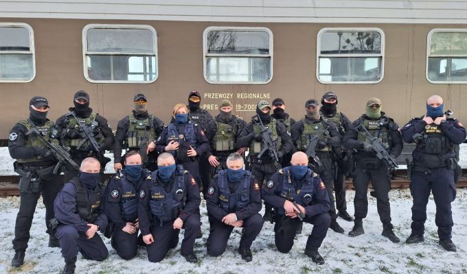 Ćwiczenia poznańskich funkcjonariuszy SOK i Policji na strzelnicy w Zbąszyniu