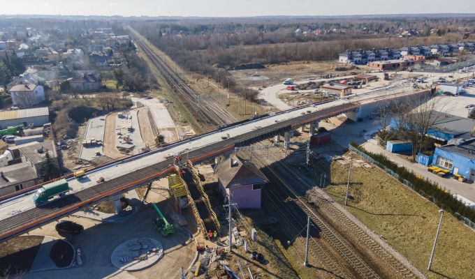 Nowy wiadukt nad torami w Skierniewicach zwiększy bezpieczeństwo w ruchu kolejowym i drogowym