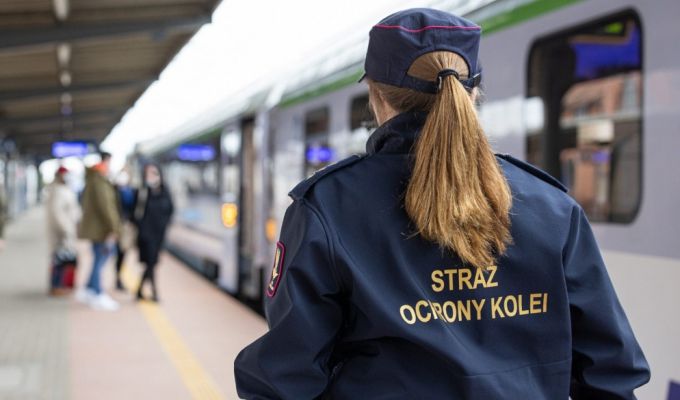 Agresywny pasażer pociągu kopnął funkcjonariuszkę SOK